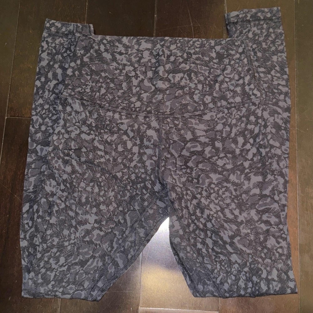 LULULEMON LEGGINGS SIZE 6 FULL LENGHT